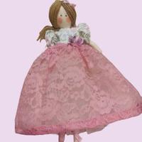 Bambola con abito rosa e fiocco