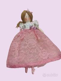 Bambola con abito rosa e fiocco