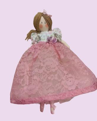 Bambola con abito rosa e fiocco