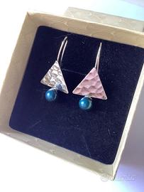 Orecchini design moderno con perla