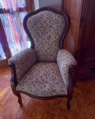 Poltrona in legno imbottita