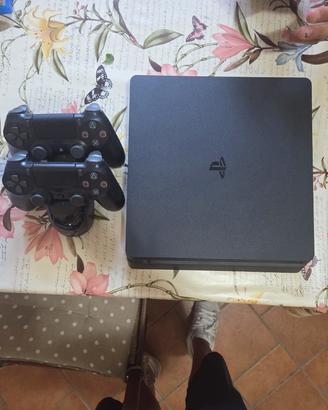 Play Station 4 slim + 2 joypad + 5 giochi