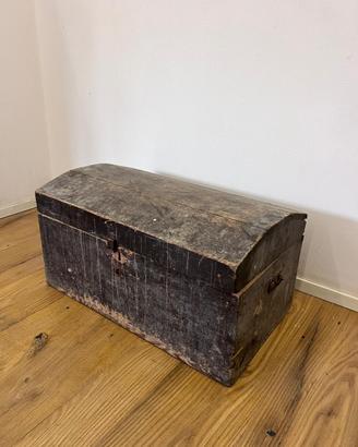 Baule antico in legno a coperchio bombato