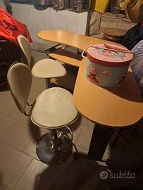 Scrivania apribile e  sgabelli regolabili in pelle
