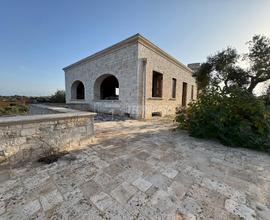 Masseria con piscina nelle suggestive campagne di