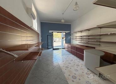 Locale commerciale con parcheggio privato