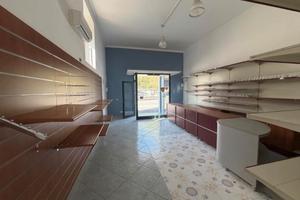 Locale commerciale con parcheggio privato
