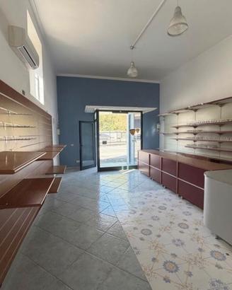 Locale commerciale con parcheggio privato