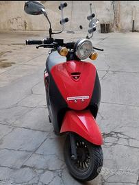 Piccolo scooter elettrico con targa