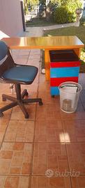 Scrivania con cassettiera cestino e poltroncina.