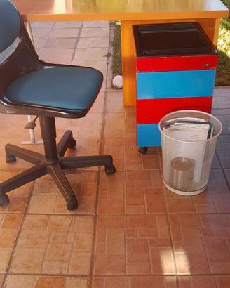 Scrivania con cassettiera cestino e poltroncina.
