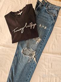 completo felpa Tommy Hilfiger e jeans strappato