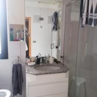 specchio grande per  bagno con faretti e pensile