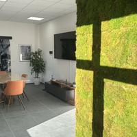 Postazioni lavoro in coworking con vetrine su stra