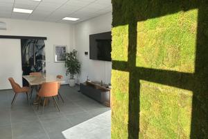 Postazioni lavoro in coworking con vetrine su stra
