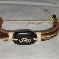 Bracciale in cuoio rappresentante la tartaruga