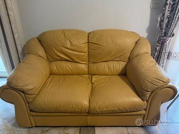 Divano in pelle giallo