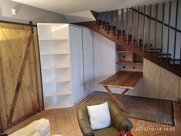 armadio sotto scala con scrivania porta scorrevole