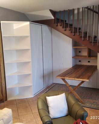 armadio sotto scala con scrivania porta scorrevole