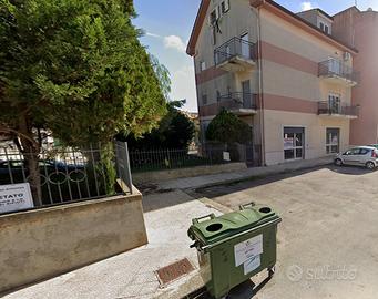 Locale commerciale angolare di 120 mq con giardino