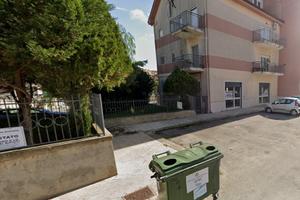Locale commerciale angolare di 120 mq con giardino