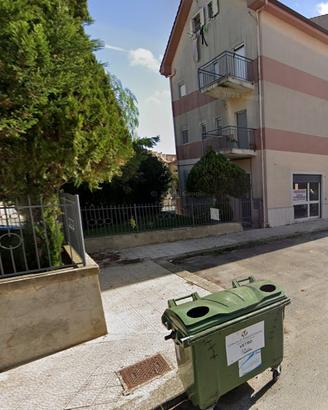 Locale commerciale angolare di 120 mq con giardino