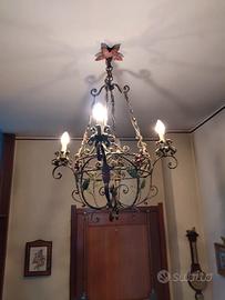 Lampadario vintage in ferro battuto e ottone