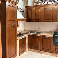 Cucina in legno e marmo