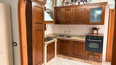 Cucina in legno e marmo