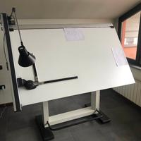 Tavolo da disegno con tecnigrafo