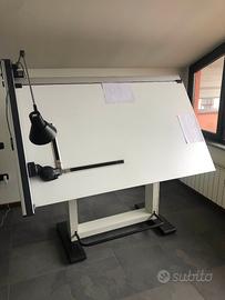 Tavolo da disegno con tecnigrafo