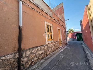 Casa campidanese con posto auto e giardino