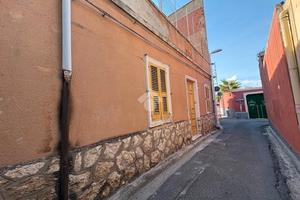 Casa campidanese con posto auto e giardino