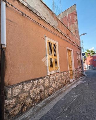 Casa campidanese con posto auto e giardino