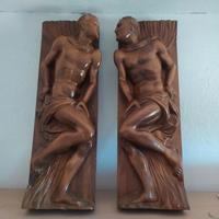 Statue in legno su tavola. Altorilievo.