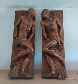 Statue in legno su tavola. Altorilievo.