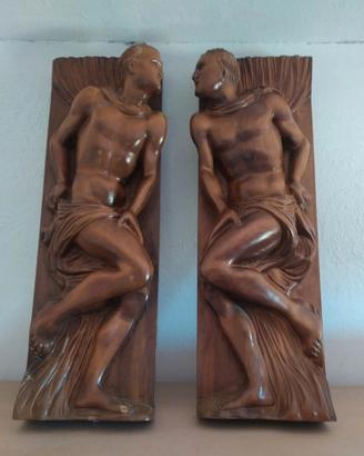Statue in legno su tavola. Altorilievo.