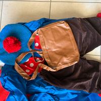 Vedendo vestiti per bimbo di carnevale