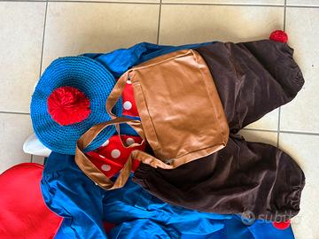 Vedendo vestiti per bimbo di carnevale