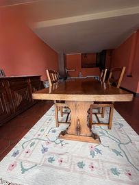 Tavolo in legno con sedie