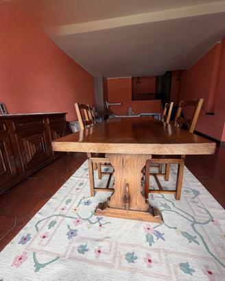 Tavolo in legno con sedie