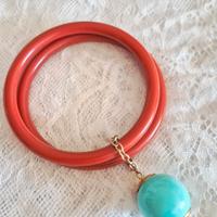 Bracciale rigido in resina con pendant a sfera