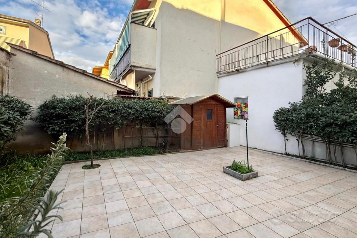VILLA A SCHIERA A PRATO