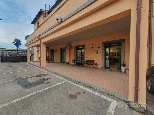 Locale commerciale con posto auto privato