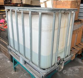 Serbatoio acqua con gabbia