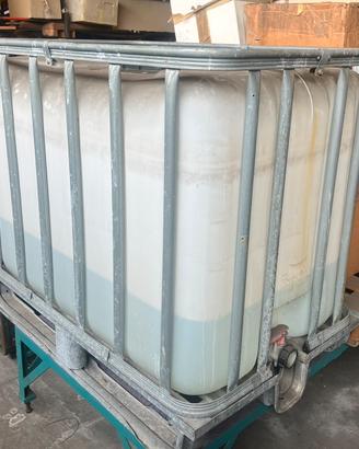 Serbatoio acqua con gabbia