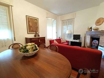 Appartamento di 140 m² con 4 locali e posto auto a
