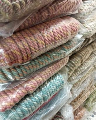 passamaneria , cordone a metraggio stock 