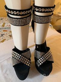 Sandalo in camoscio con cristalli Swarovsky