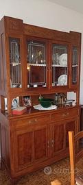 Credenza in legno con cristalliera